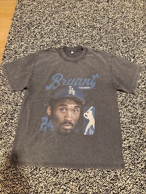 Vintage-Inspired Black Graphic Short-Sleeve Tee - Kobe Bryant Design